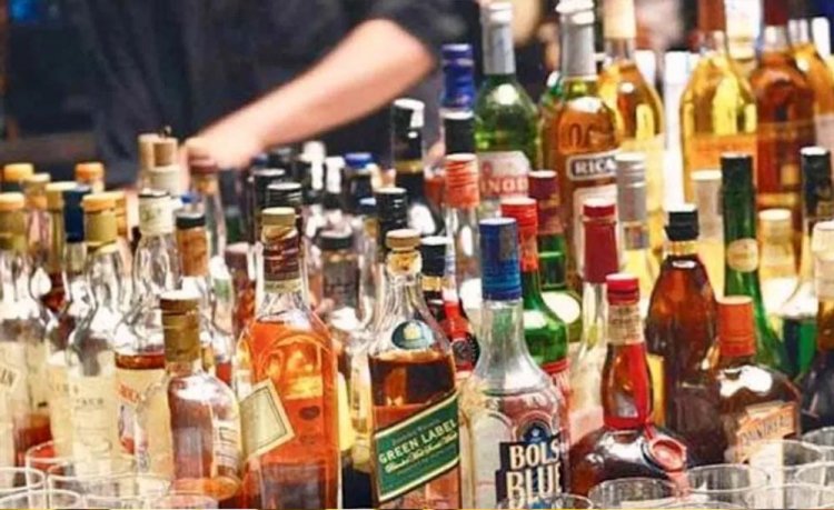 शराब के ठेके चलाने में पीछे नहीं हैं लखनऊ की महिलाएं, 370 शराब के ठेकों की हैं मालकिन