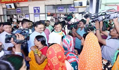 रायपुर रेल्वे स्टेशन में यात्रियों से मिले दीपक बैज