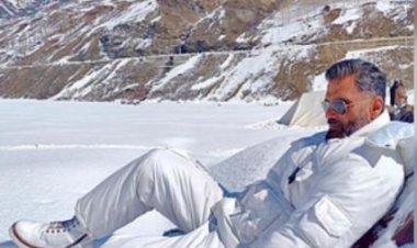 अनटाइटल प्रोजेक्ट से सुनील शेट्टी का लुक आया सामने, बर्फीली पहाड़ियों में बैठे आए नजर