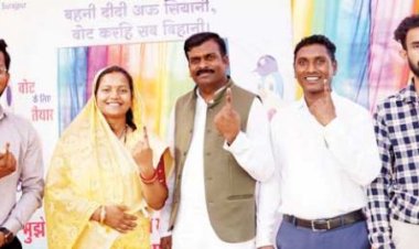 कैबिनेट मंत्री लक्ष्मी राजवाड़े ने परिवार संग डाला वोट