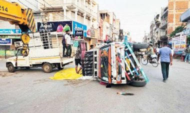 तेज रफ्तार पिकअप पलटी, बड़ा हादसा टला