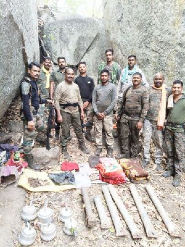 टिपागढ़ पहाड़ी वन क्षेत्र में छुपाकर रखे विस्फोटक बरामद