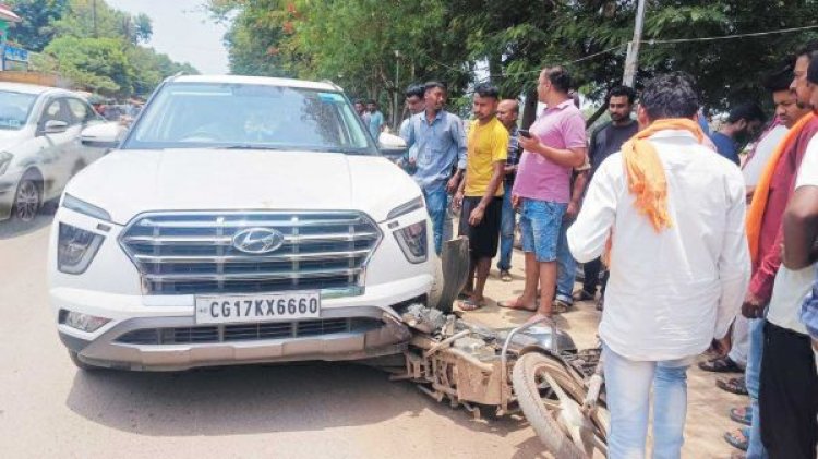 कार की ठोकर, बाल-बाल बचा बाइक चालक