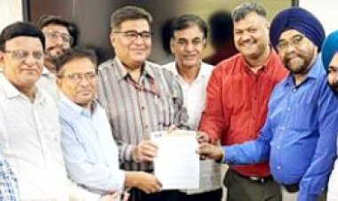 रायपुर रेल मंडल प्रबंधक को यात्री गाडिय़ों के विलंब और निरस्त होने पर कैट ने सौंपा ज्ञापन