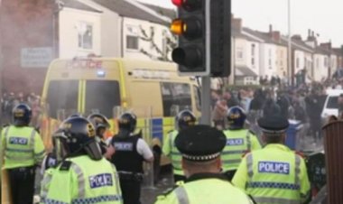 ब्रिटेन : साउथपॉर्ट में मस्जिद के बाहर हिंसक भीड़ की पुलिस के साथ झड़प