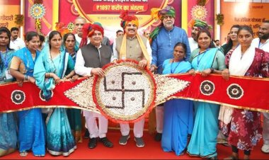 मुख्यमंत्री डॉ. मोहन यादव को विजयपुर में आयोजित स्व-सहायता समूह सम्मेलन एवं रक्षाबंधन उत्सव में बहनों ने वैदिक राखी भेंट की।