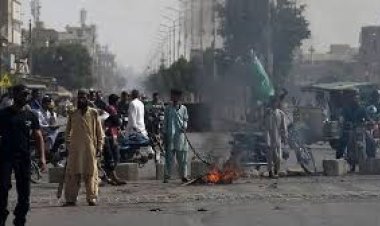 ब्रिटेन में हिंसा भड़काने के आरोप में पाकिस्तान के लाहौर में एक शख़्स की गिरफ़्तारी