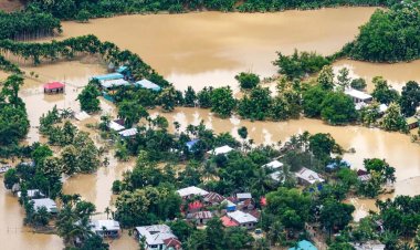 गुजरात में बारिश का कहर जारी, अहमदाबाद से लेकर सूरत तक हर तरफ तबाही का मंजर, जनजीवन अस्त-व्यस्त