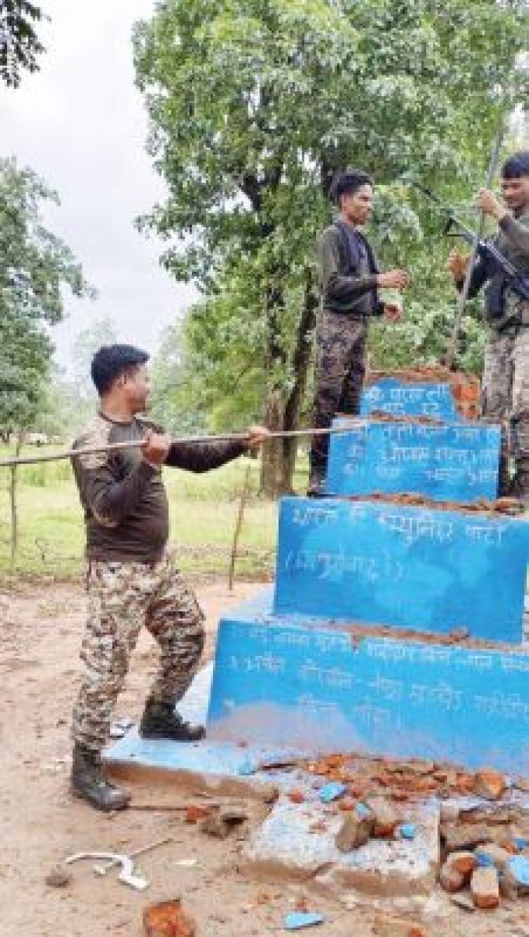 जवानों ने तीन नक्सल स्मारकों को किया ध्वस्त