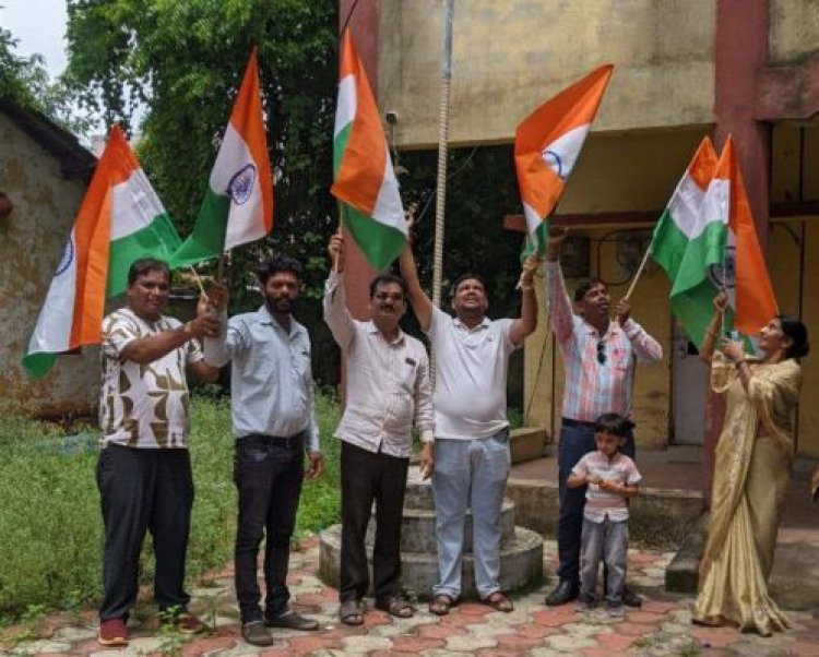 प्रेस क्लब सदस्यों को तिरंगा वितरण