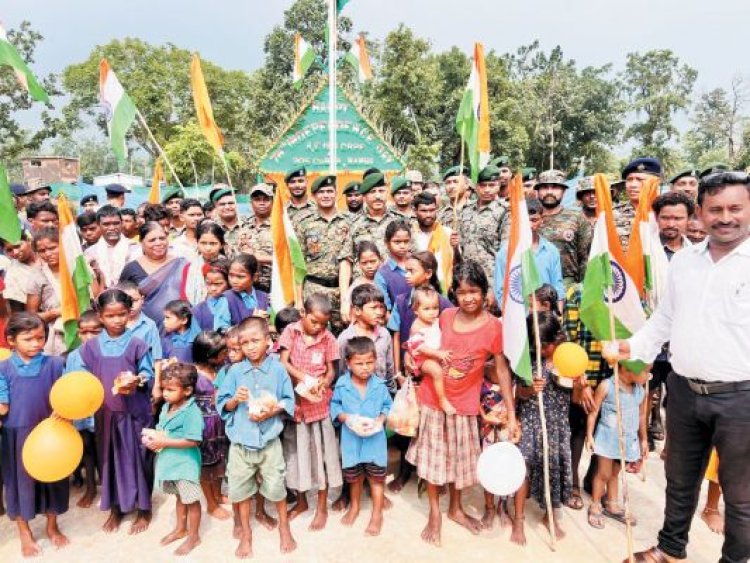 शहीद जवानकी मां ने आवापल्ली थाना में किया ध्वजारोहण