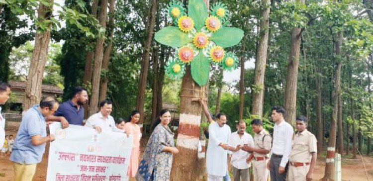 विधायक ने पेड़ को रक्षासूत्र बांध मनाया रक्षाबंधन