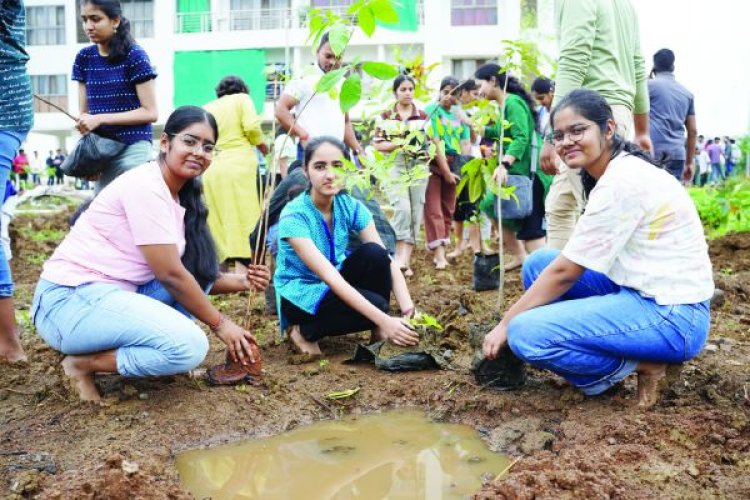 आईआईआईटी ने नवागंतुकों का किया स्वागत पौधरोपण के साथ