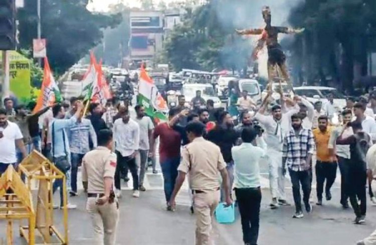 युवक कांग्रेस ने मुख्यमंत्री और गृहमंत्री का पुतला फूंका