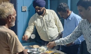 नगर पालिका सीएमओ ने दीनदयाल रसोई केंद्र का किया निरीक्षण:व्यवस्थाएं देखी, लोगों को खुद भोजन परोसा