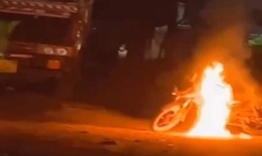नशेडी बदमाशो ने लगाई बाइक में आग:लोगो ने पकड़कर पीटा,पुलिस थाने ले गई