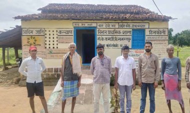 प्राथमिक शाला ठिसकोली में खपरैल छत के नीचे टपकता बरसात के पानी में बच्चें पढ़ाई करने को मजबूर