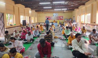 मातृ नवमी पर महिला आचार्यों ने कराया श्राद्ध कर्म:गायत्री शक्तिपीठ पर प्रतिदिन श्राद्ध कर्म करने वालों की भीड़