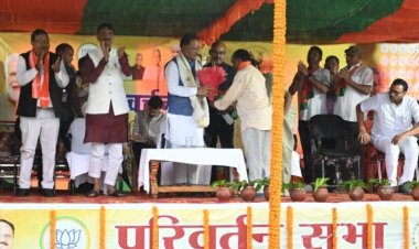 परिवर्तन यात्रा में जमकर दहाड़े छत्तीसगढ़ के सीएम साय,महिलाओं ने सिर पर कलश धारण कर आरती उतार किया सीएम का आत्मीय अभिनंदन,झमाझम बारिश के बावजूद लोगों की उमड़ी भीड़