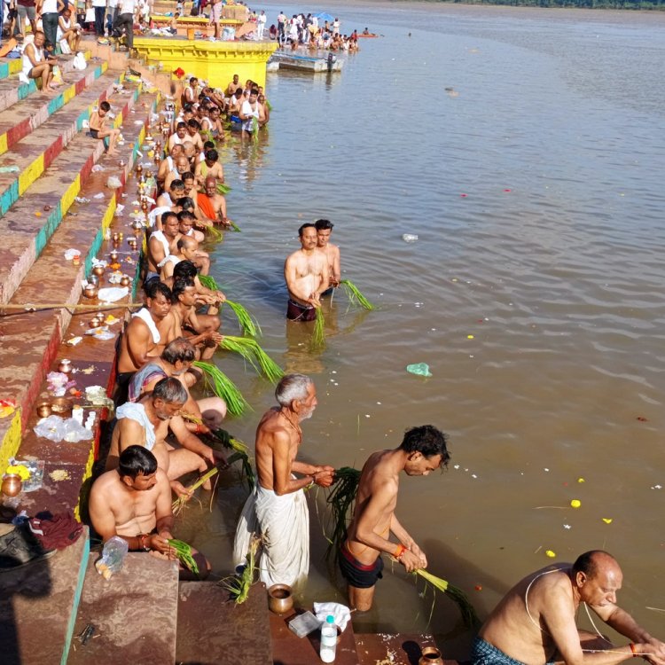 पितृ पक्ष आज से शुरू:2अक्टूबर तक नहीं होंगे शुभ कार्य, पितरों का तर्पण करने नर्मदा घाट पहुंचे लोग