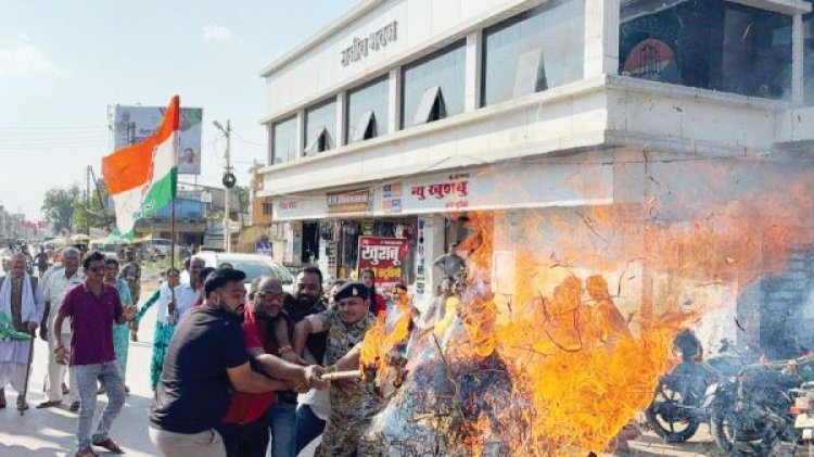 राहुल पर अभद्र टिप्पणी, कॉंग्रेस ने फूंका पुतला