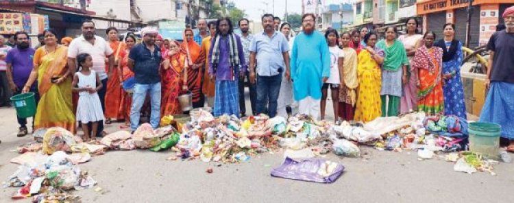 कांग्रेसी वार्डों में सफाई नहीं, हाइवे पर कचरा डाल जताया विरोध