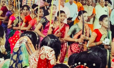 अलीराजपुर में नवरात्री पर डांडिया की धूम:पारंपरिक वेशभूषा में पहुंची महिलाएं, युवाओं ने गुजराती स्टाइल में किया गरबा