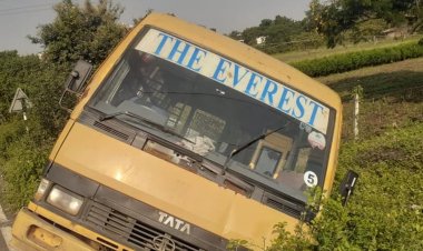 अनियंत्रित हुई स्कूल बस, नाले में जा घुसी:25 से 30 बच्चे सवार थे, सभी सुरक्षित; क्रेन से बस को बाहर निकाला गया
