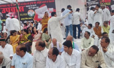 महिला अपराध को लेकर कांग्रेस का सामूहिक उपवास शुरू:पूर्व सीएम कमलनाथ, दिग्विजय, पीसीसी चीफ जीतू पटवारी समेत बड़ी संख्या में कांग्रेसी पहुंचे