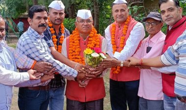विश्वास पाटिल बने महाराष्ट्रीयन कुनबी पाटिल समाज के अध्यक्ष:पूर्व अध्यक्ष ने नई कार्यकारिणी को गुलदस्ता भेंट कर खिलाई मिठाई