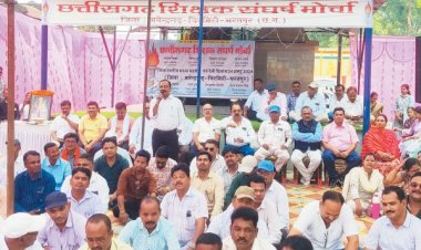 मांगों को लेकर शिक्षकों ने दिया धरना