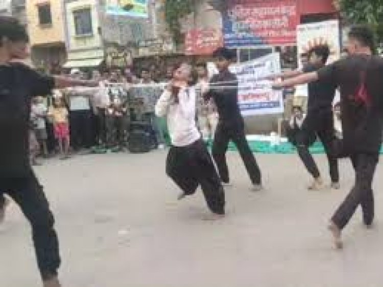 बालिका अपराध पर नुक्कड़ नाटक हुआ:इंसानियत ग्रुप के कलाकारों ने दी प्रस्तुति, पुलिस ने चलाया अभिमन्यु अभियान