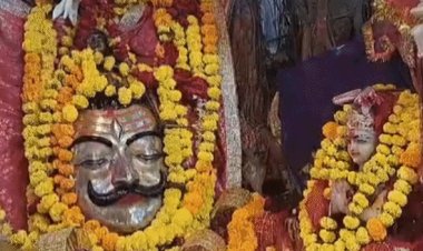 उज्जैन में सिद्ध वट पर दूध चढ़ाने लगी कतार:पूर्वजों के निमित्त पिंडदान-तर्पण किया; कल पूर्णिमा पर शिप्रा स्नान कर करेंगे दीपदान