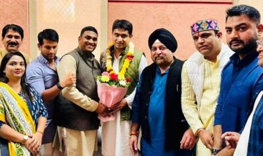 इंदौर में उदय भानु चिब का स्वागत:राष्ट्रीय अध्यक्ष के आगमन पर युवा कांग्रेस नेताओं ने फूल बरसाकर की आतिशबाजी