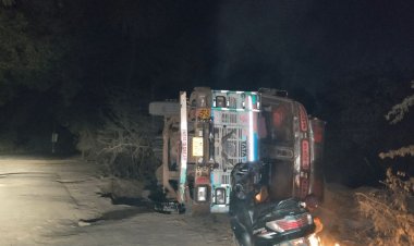 दतिया में पुलिया धसने से ट्रक पलटा:तेज रफ्तार कार को बचाने के प्रयास में हुआ हादसा, बाल-बाल बचे ड्राइवर और क्लीनर