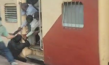 चलती ट्रेन में चढ़ते युवक की टीचर ने बचाई जान:नागपुर -शहडोल ट्रेन में चढ़ते समय बाल -बाल बचा, सोशल मीडिया में वीडियो आया सामने
