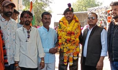 आर्मी की ट्रेनिंग पूरी कर लौटे फौजी का जोरदार स्वागत:ढोल-नगाड़ों की धुन पर गांव में निकाला जुलूस, हनुमान मंदिर पर हुआ भोज