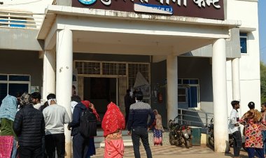 गुना में नागरिकों से करोड़ों का फ्रॉड:दो युवकों ने ज्यादा रिटर्न का भरोसा दिलाकर पैसे जमा कराए; दो दिन पहले ऑफिस बंद कर भागे