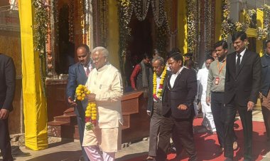 राज्यपाल मंगूभाई ने रामराजा सरकार के दरबार में की पूजा:बाहर खड़े श्रद्धालुओं का अभिवादन कर बोले- जय श्रीराम