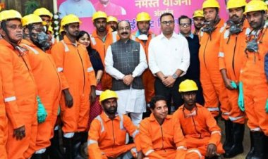 समाज व देश हित में कार्य कर रहे सफाई कर्मचारियों और उनके परिवार की सुरक्षा शासन का दायित्व - श्री अरुण साव, उप मुख्यमंत्री श्री अरुण साव ने सफाई कर्मचारियों को वितरित किया पीपीई किट