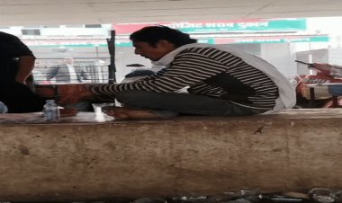 रीवा में बीच शहर खुलेआम शराबखोरी, VIDEO:शराबियों ने चारों तरफ फैलाई गंदगी; निगम कमिश्नर बोले- 5 हजार का जुर्माना करेंगे