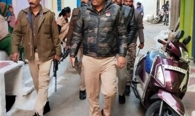 टीकमगढ़ के पुराने टिहरी मोहल्ले में पुलिस ने ली तलाशी:अवैध शराब बेचने, जुआ-सट्‌टा खिलाने वालों की जानकारी ली