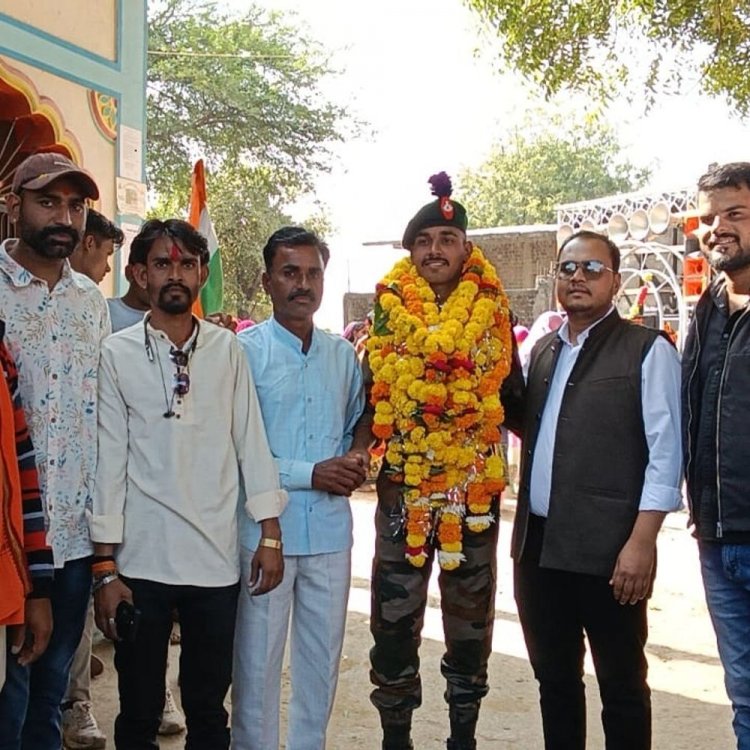 आर्मी की ट्रेनिंग पूरी कर लौटे फौजी का जोरदार स्वागत:ढोल-नगाड़ों की धुन पर गांव में निकाला जुलूस, हनुमान मंदिर पर हुआ भोज