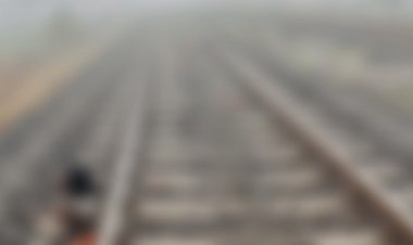 गुना में ट्रेन से कटकर युवक की मौत:20 फीट तक बिखरे शव के टुकड़े, खेत में पानी देते समय रेलवे ट्रैक तक पहुंचा