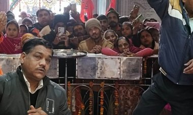 घर-घर मनाया जा रहा मकर संक्रांति पर्व:सुबह से मंदिरों में श्रद्धालुओं की भीड़, गरीबों में बांट रहे गजक-कंबल