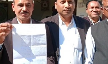 थाने पहुंचकर अधिवक्ता संघ ने दी आंदोलन की चेतावनी:पुलिस बोली-चोरों के मामले में वकील भी सख्ती बरतें