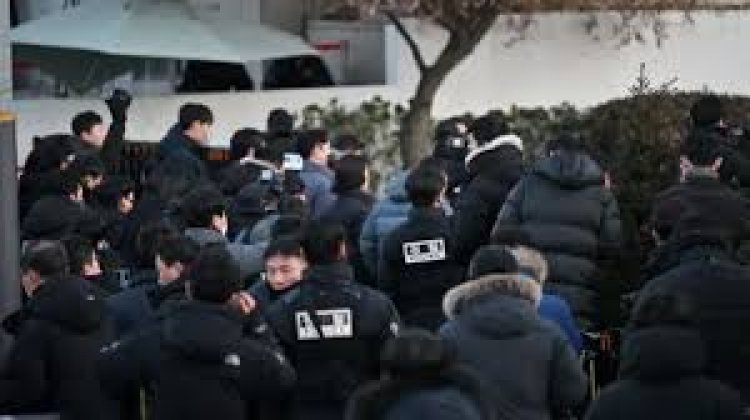 दक्षिण कोरिया में भारी हंगामा, राष्ट्रपति को गिरफ़्तार करने उनके घर पहुंची पुलिस