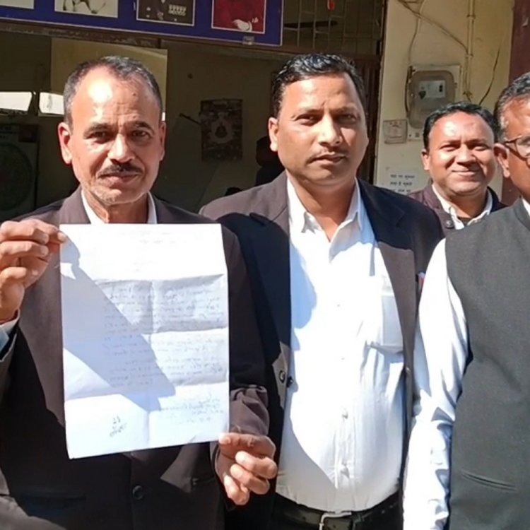 थाने पहुंचकर अधिवक्ता संघ ने दी आंदोलन की चेतावनी:पुलिस बोली-चोरों के मामले में वकील भी सख्ती बरतें