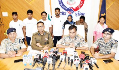 32 लाख के ईनामी आठ नक्सलियों का समर्पण