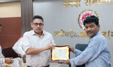 कलेक्टर श्री हर्षल पंचोली द्वारा पत्रकार डल्लू कुमार सोनी को स्मृति चिन्ह भेंट किया